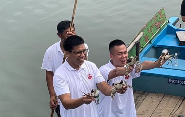 工作人员展示规格大于往年的阳澄湖大闸蟹。 新京报记者 王思炀 摄