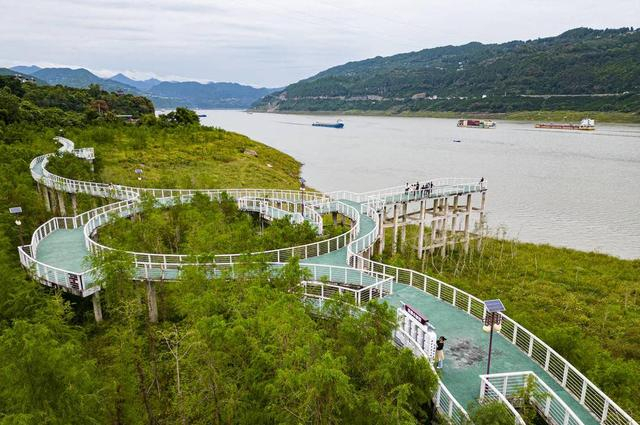 万州区大周镇美景，一江碧水两岸青山。（重庆三峡融媒中心 冉孟军 摄）