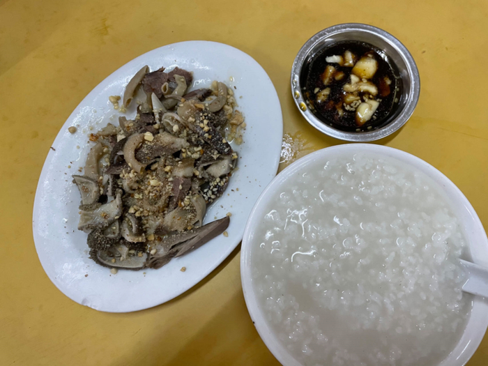 羊肉餐。林露 摄