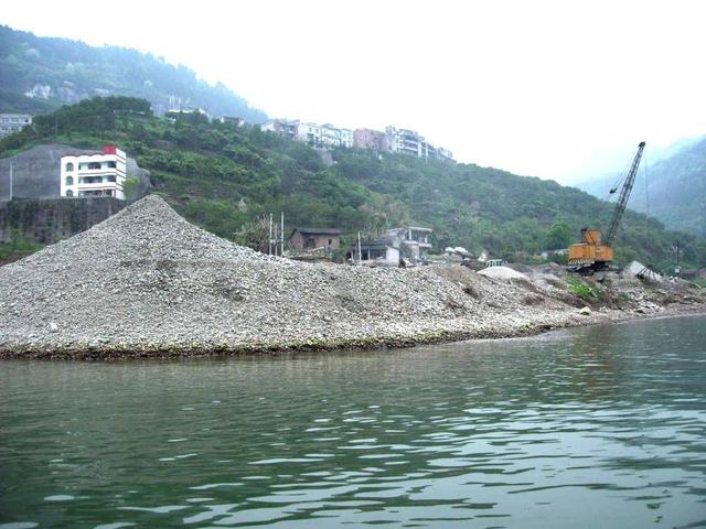 植树前的大周江边砂石成山（万州大周镇供图）