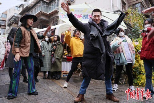 　　在摩登雅集上，跳舞带来无比的快乐。张文凌/摄