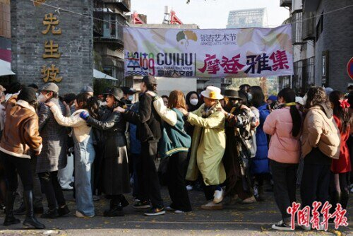 　　在摩登雅集上，加入跳舞行列、围着集市巡游的舞队人数越来越多，到处洋溢着快乐的情绪。张文凌/摄