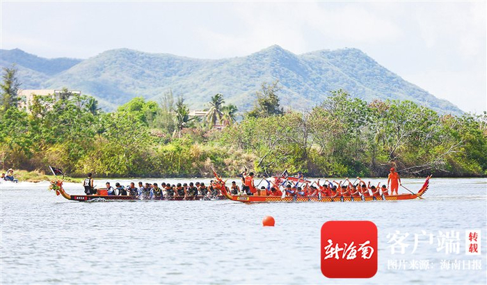 　　三亚市民在宁远河上划龙舟。 海南日报记者 武威 摄