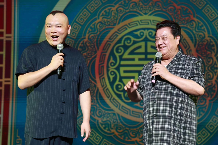 著名曲艺家李金斗在表演相声（图右）