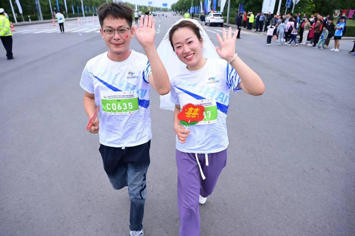 （图：迷你马拉松组选手享受奔跑的快乐）