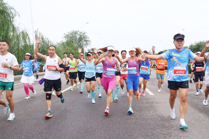 （图：选手奔跑在风景优美的七里海大道上）