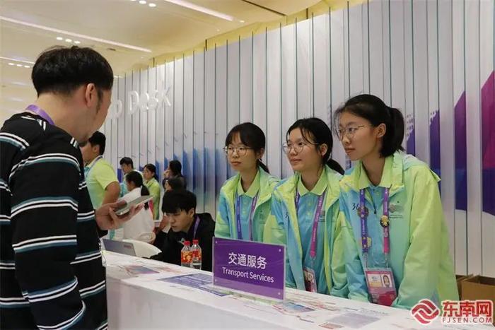 身着361°服装的志愿者为媒体记者提供咨询服务 东南网记者 郑晓丹 摄