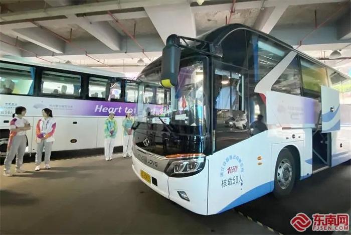 金龙亚运版客车在动车站接送运动员、媒体记者和技术官员 东南网记者郑晓丹 摄