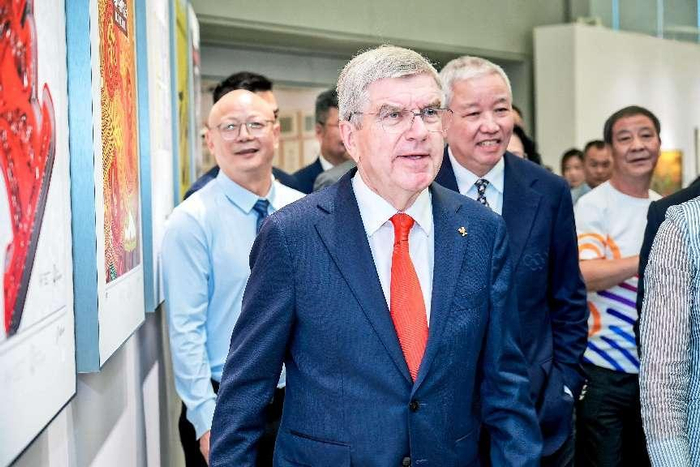 领导和嘉宾在工作人员的引导下参观展览