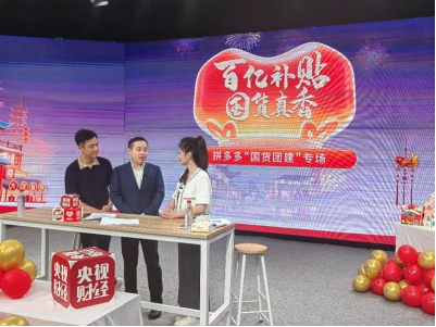 　　▲杭州孔凤春化妆品股份有限公司CEO 赵之甲介绍企业百年史 （王欣 摄）