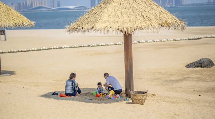 △市民游客怡然自得。谢光大 摄