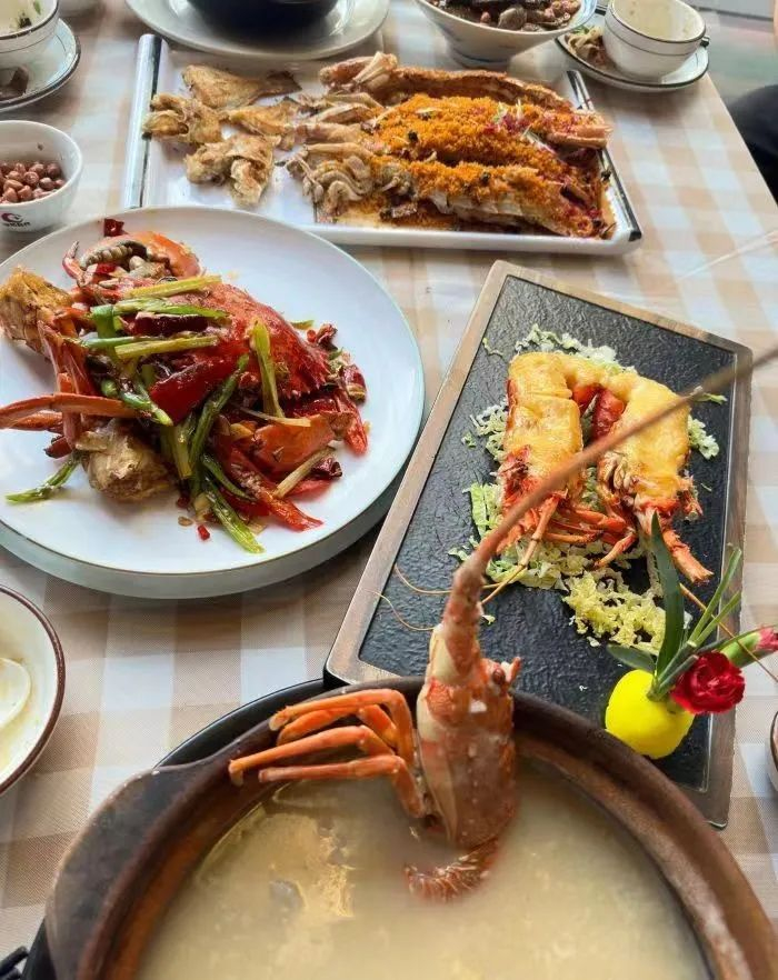 龙虾大餐。图源大众点评