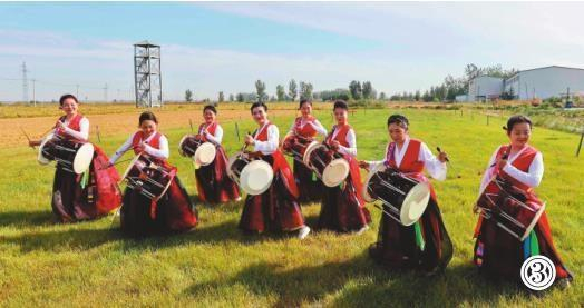     图③为平安村村民跳起朝鲜族长鼓舞。