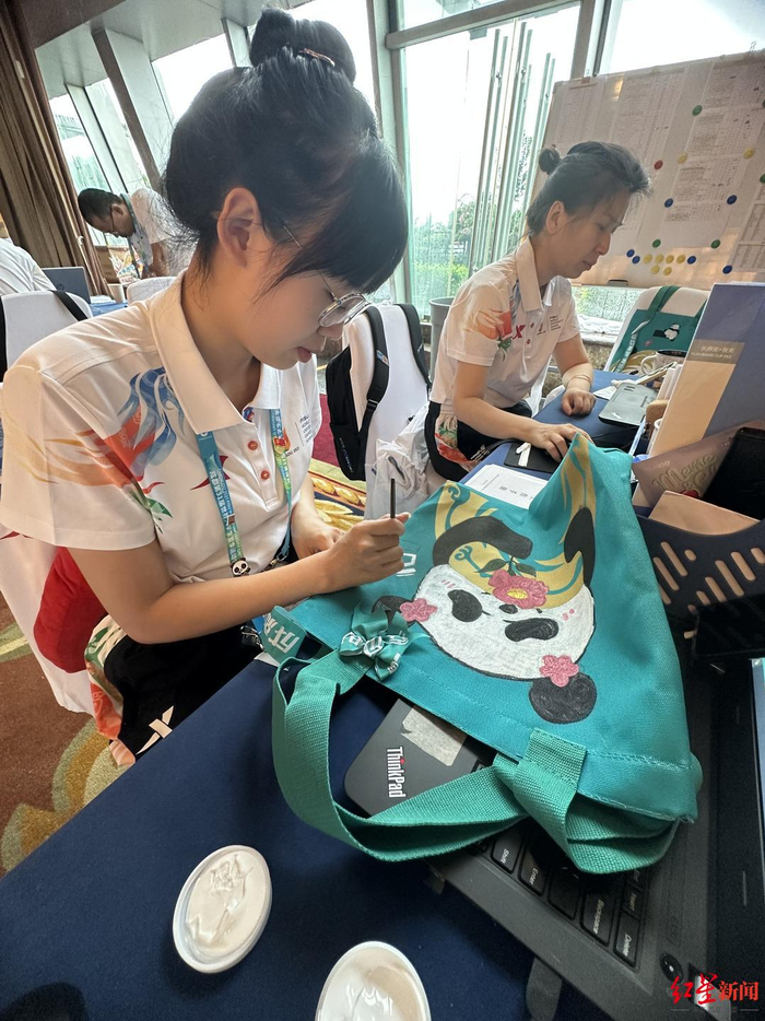 ▲专班工作人员刘艳正在绘制“显眼包”