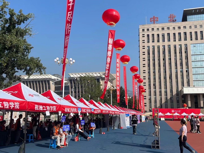山西中北大学火热的运营商迎新场面。资料图片
