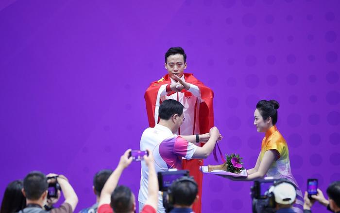 颁奖仪式上，孙培原向观众抱拳致意。 新京报记者 薛珺 摄
