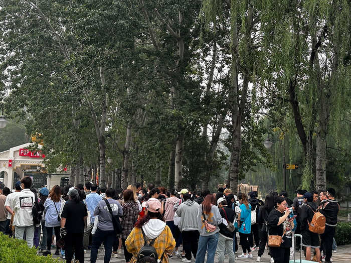 （开园前等待入园的游客 财联社记者拍摄）