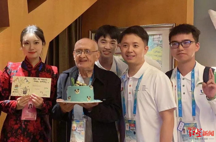 ▲酒店专班为Meziane过生日