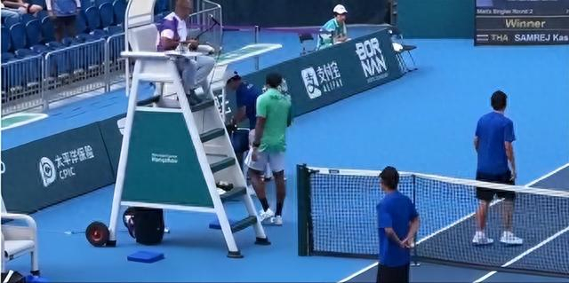 萨姆瑞吉走到权纯雨面前想和他握手，后者没有理睬他（赛后现场视频截图）