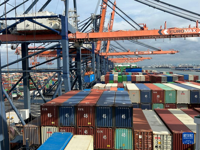9月20日，“中远海运室女座”号集装箱船停靠在荷兰鹿特丹港作业。 新华社发（受访者供图）