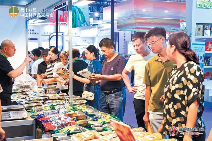 参展观众选购商品