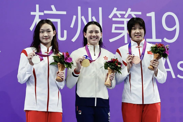 　　·&nbsp;2023年9月25日，中国香港队选手何诗蓓（中）获得杭州亚运会游泳女子200米自由泳冠军，中国队选手李冰洁（左）、柳雅欣分获亚军、季军。