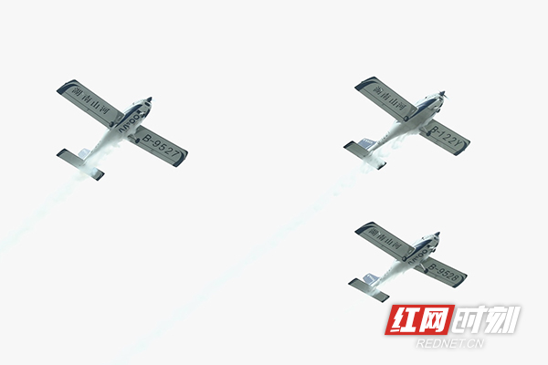 湖南通航博览会上飞行员进行固定翼编队飞行表演.