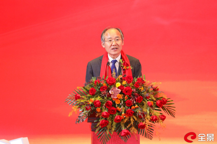 　　图四 江阴市委副书记、市长包鸣致辞