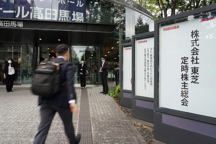 ▲ 6月29日，东芝公司在东京召开第184届年度股东大会，图为一名股东匆匆进入会场。