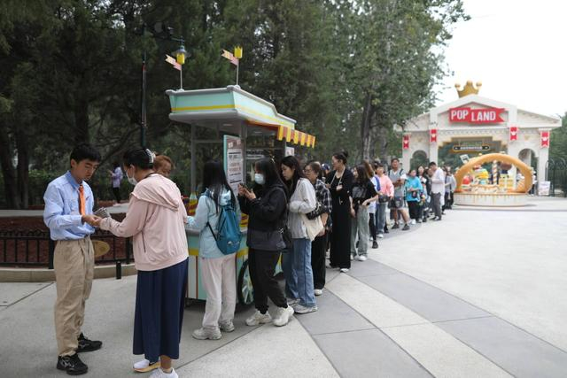 进园市民在排队领取盖章护照。新京报记者 浦峰 摄