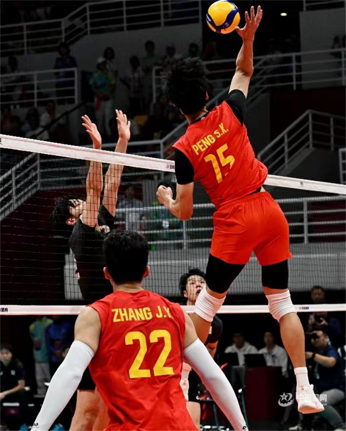 9月25日，杭州亚运会男排半决赛在临平体育中心体育馆举行，中国男排以3比0战胜日本队。这是比赛现场。王传顺 摄