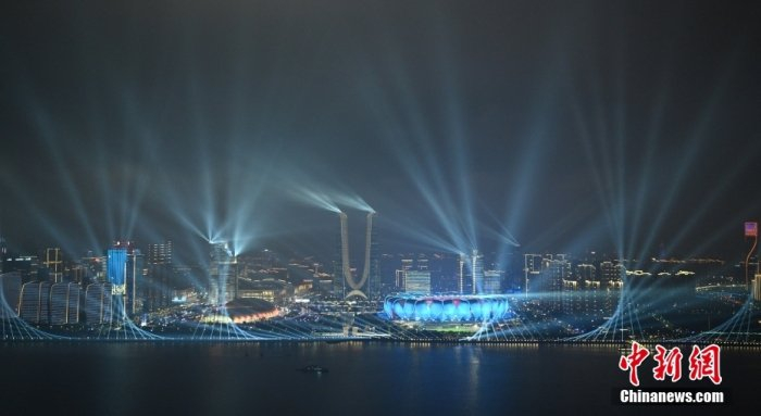 9月23日，杭州第19届亚运会开幕式在浙江杭州奥体中心体育场举行。图为璀璨灯光秀点亮钱塘江夜空。中新社记者 王刚 摄