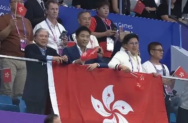 　　·&nbsp;9月25日晚，霍震霆（前左一）、霍启刚（前左三）、霍启山（前左二）在杭州奥体中心游泳馆为何诗蓓加油。