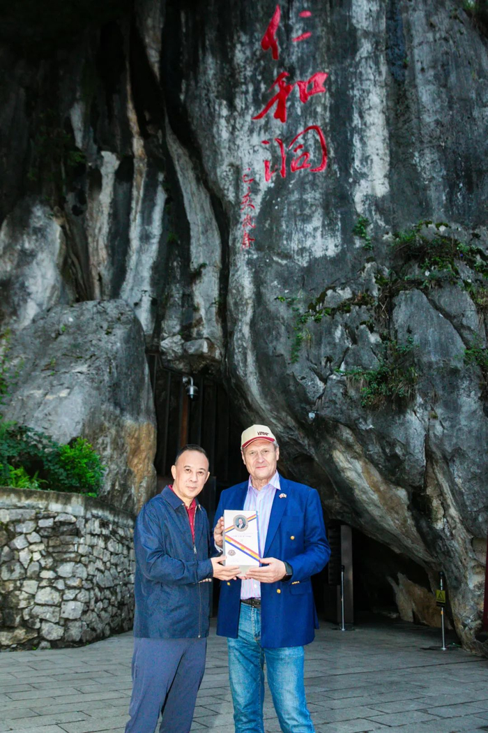 △汪俊林董事长（左）向杜米特鲁·贝拉基什大使（右）赠送仁和洞老酒