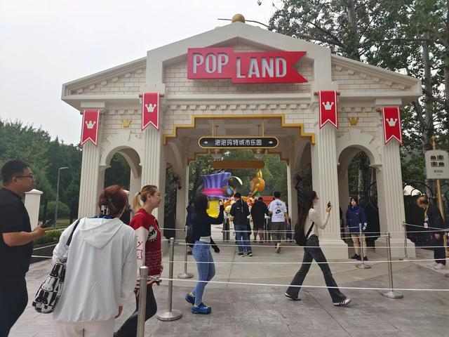 上午10点，许多市民进园游玩。新京报记者 浦峰 摄