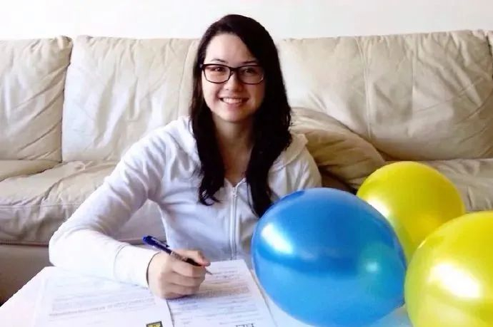 ·&nbsp;何诗蓓填写密歇根大学材料。