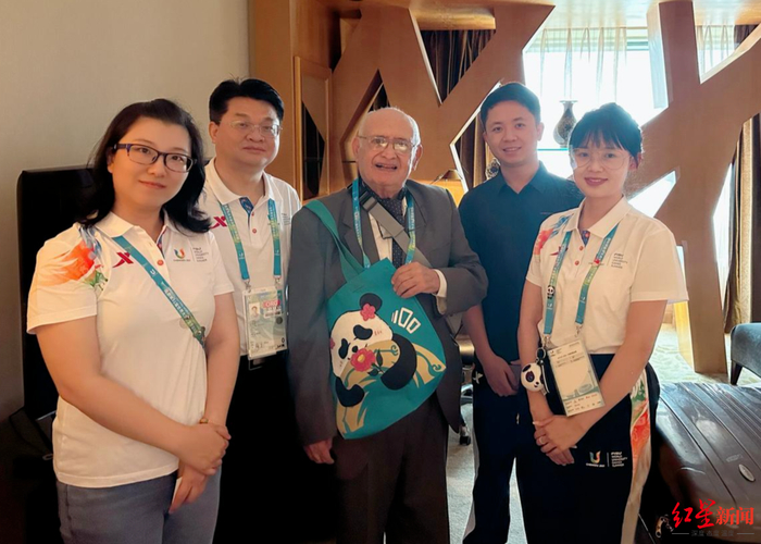 ▲在离开成都的酒店那一天，国际大体联官员Meziane背着“显眼包”，与酒店专班人员留下了一张温馨的合影