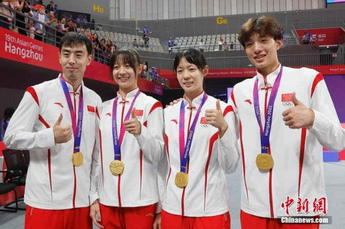  9月25日晚，杭州第19届亚运会跆拳道竞技混合团体赛决赛在临安体育文化会展中心体育馆举行。中国队以84比77战胜韩国队，获得冠军。图为冠军中国选手宋兆祥、周泽琪、宋洁、崔阳（从左至右）在颁奖仪式后合影。