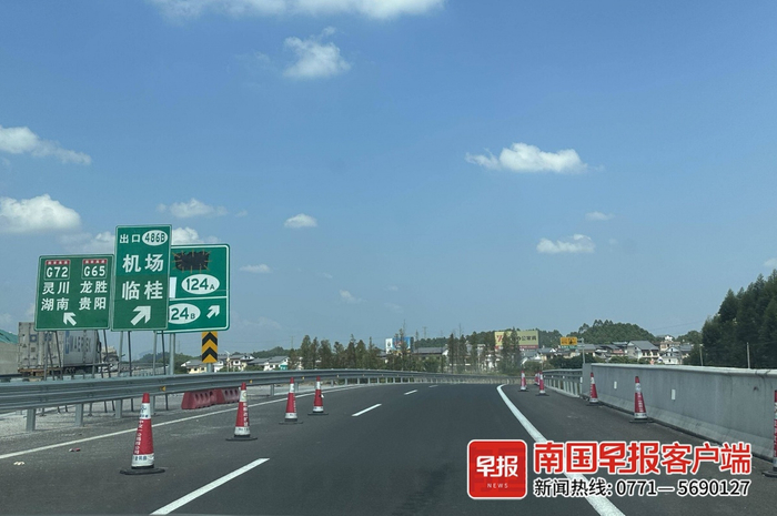 高速公路注意按交通标志标线的指示通行。记者 唐晓燕 摄