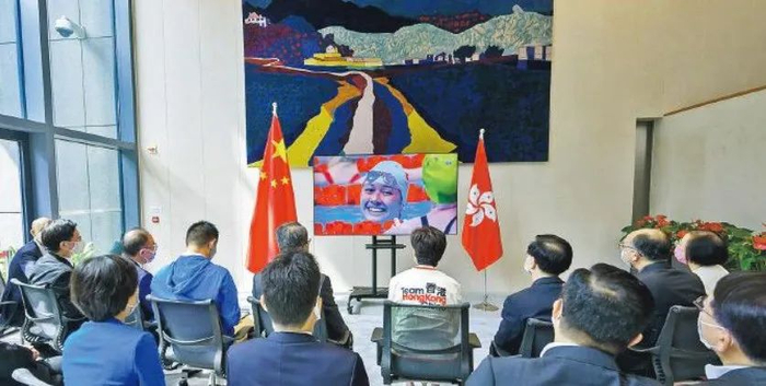 　· 2021年7月28日，时任香港特首林郑月娥（穿白衣者）观看何诗蓓在东京参赛。