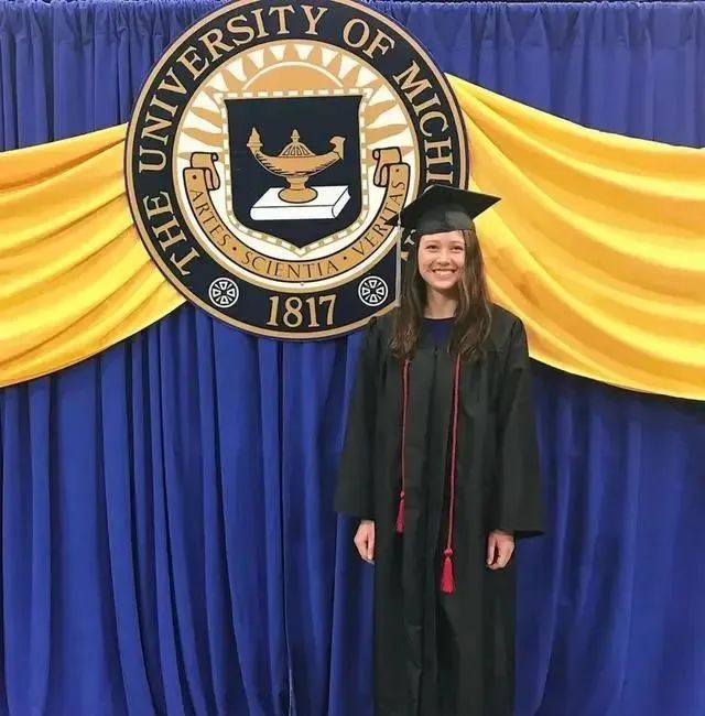 ·&nbsp;2019年，何诗蓓大学毕业。