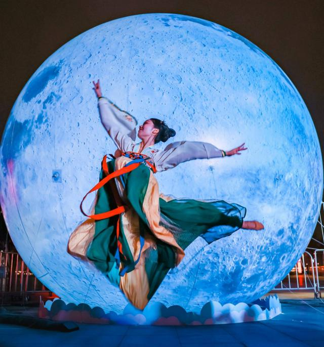 三江新区“过节”期间各类演出丰富多彩。（三江融媒供图）