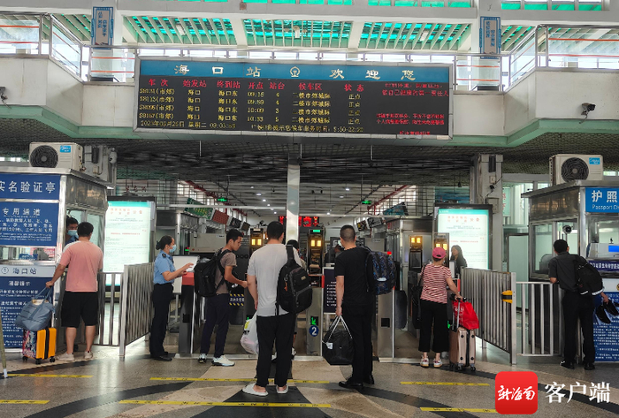 旅客检票进站。通讯员供图