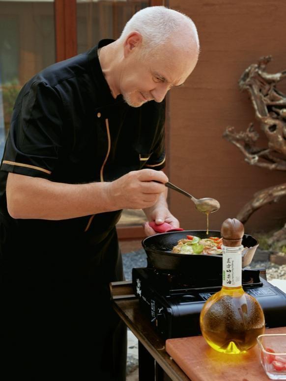 当西方餐桌美学与竹编艺术因东方山茶油相遇，中西方的食材、原料在竹编艺术的纵横编织中，开启了一次与美食文化有关的对话。