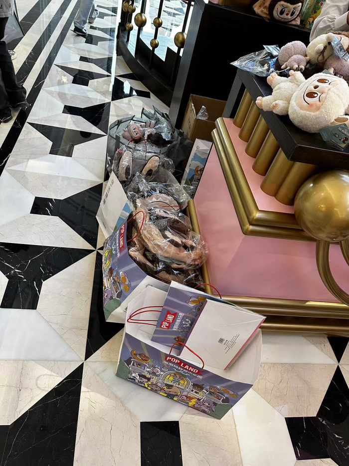 （店内某游客购买的衍生品 财联社记者拍摄）