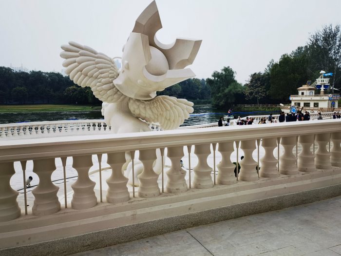 IP在乐园内无处不在，连栏杆中间的空隙也是IP角色LABUBU的形象。