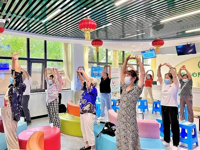 老人们在石岗社区卫生服务中心练习八段锦