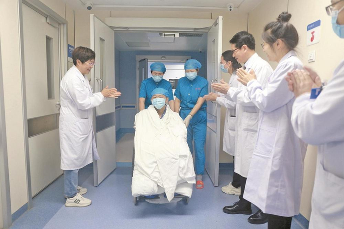 青海首例成人血液病异基因造血干细胞移植患者出仓。图片由青海大学附属医院提供