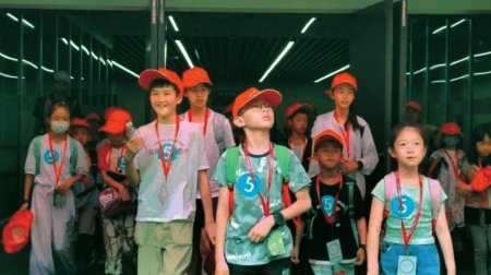 凤凰山体育公园开展“大运研学”活动。　　成都凤凰山体育公园供图