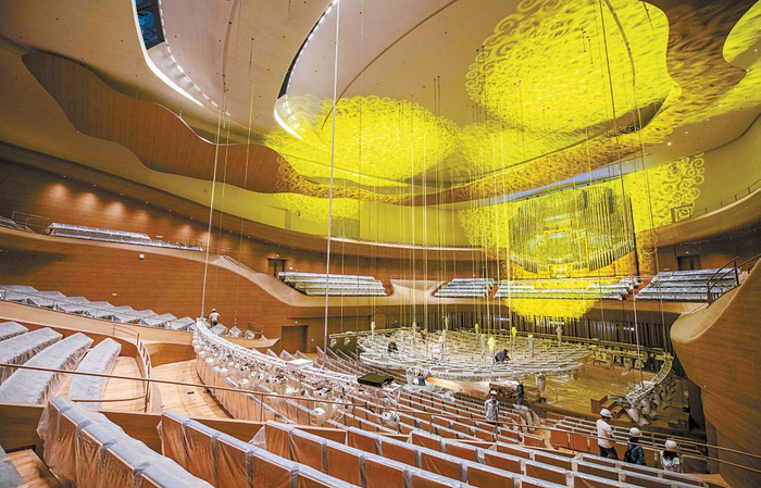 北京艺术中心音乐厅内景，工作人员正在调试灯光。本报记者 潘之望 摄